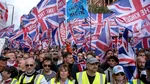 Zeci de mii de oameni protestează la Londra în cadrul unor marșuri rivale. Manifestație naționalistă  și demonstrație pro-palestiniană