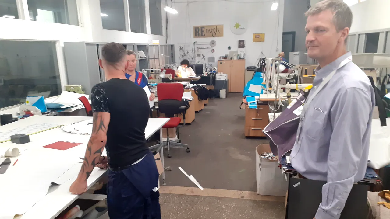 „Atelierele” care „repară” România. Un francez reintroduce în câmpul muncii persoane vulnerabile, printr-o întreprindere socială deschisă într-o hală din Berceni