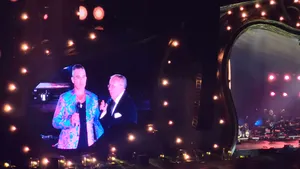 Robbie Williams, show special în România. Duet cu tatăl său pe scena Untold. Artistul a împărţit tricouri publicului - VIDEO