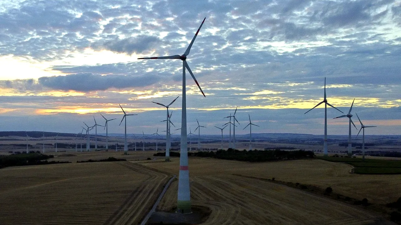 Ministerul Energiei: Din cauza vântului foarte ridicat, turbinele eoliene au început să se oprească