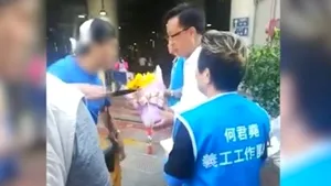 Incident GRAV la Hong Kong: Un parlamentar a fost înjunghiat de un protestatar care pretindea că îi este fan. ATENŢIE! Imagini explicite