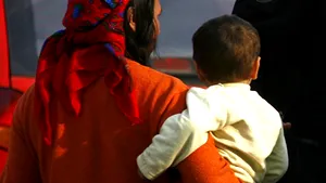 O femeie de etnie romă a lovit un poliţist francez cu un bebeluş