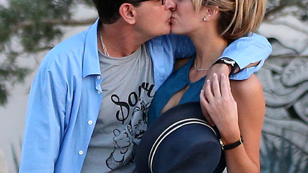 Charlie Sheen anunţă pe Twitter că s-a căsătorit cu actriţa porno Brett Rossi