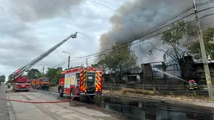 Alertă în Ploiești. Incendiu uriaș la o hală în care sunt depozitați diluanți. Mesaj Ro-Alert, emis de autorități