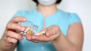 Medicamentele de care trebuie să vă feriţi în timpul pandemiei de COVID-19. „Pot fi un factor agravant pentru infecţie”