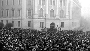 REVOLUŢIA FĂRĂ PERDEA / S-a întîmplat acum 31 de ani: corul mulţimilor şi dirijorul nebun