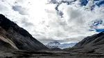Record pe Everest: peste 1.000 de alpiniști au ajuns pe „acoperișul lumii” într-un singur sezon