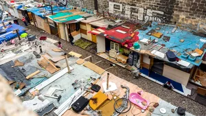 Romii din mahalalele din Paris nu mai pot cerşi sau vinde fier vechi. Unii au fugit în România din cauza coronavirusului