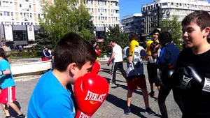 GALERIE FOTO, VIDEO Sportivii de la CSM Ploieşti se antrenează în faţa Primăriei. Copiii merg în competiţii pe banii părinţilor 