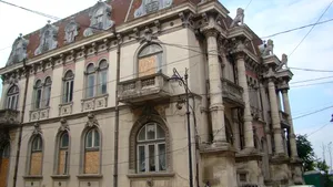 POVESTE URBANĂ: Cândva simbol al Constanţei, Casa cu lei, construită de un negustor armean în 1895, e acum ruină - FOTO