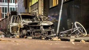 A doua noapte de revolte în Olanda. Protestatarii au ars biciclete în Haga 