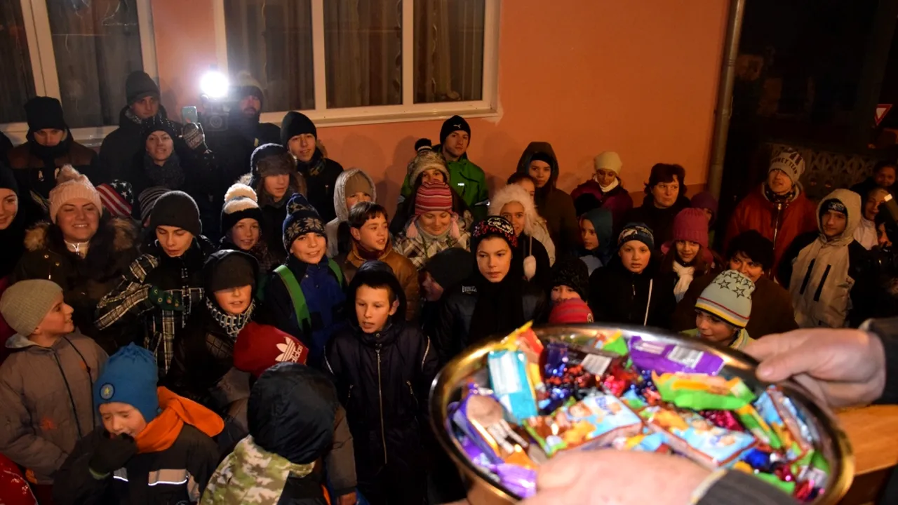 GALERIE FOTO Obiceiul piţăratului, vechi de pe vremea dacilor, trăit cu emoţie şi bucurie într-un sat din Alba/ Localnicii din Gorj sunt colindaţi de mascaţi