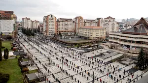 VIDEO. Imagini impresionante în centrul oraşului Miercurea Ciuc. Mii de credincioşi au participat la sfinţirea bucatelor de Paşte