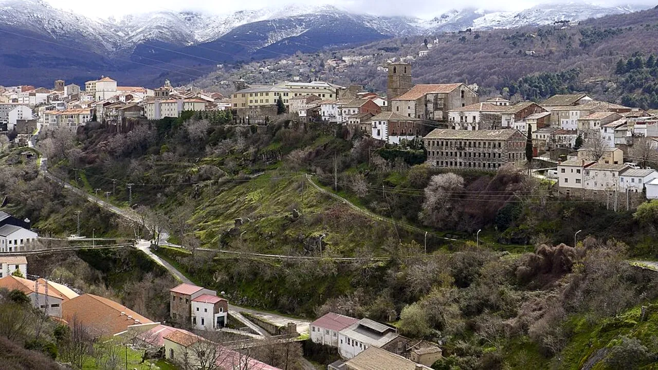 Aici merg pensionarii spanioli în vacanță toamna: orașul cu păduri spectaculoase și un centru istoric de poveste