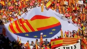 VIDEO | Miting de amploare la Barcelona, împotriva intenţiei de declarare a independenţei Cataloniei / Premierul Spaniei anunţă că s-ar putea folosi de Constituţie pentru a bloca separatiştii/ Manifestul citit de Llosa