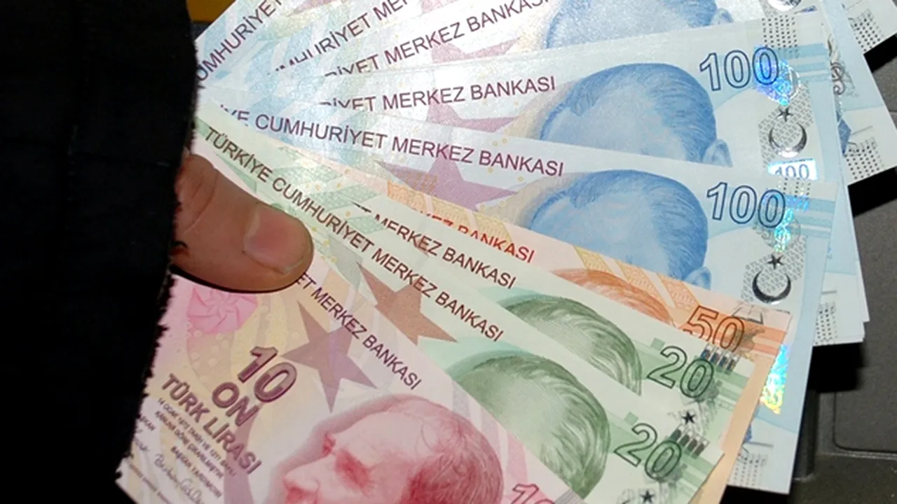 Lira turcească scade la un nivel record pe fondul disputelor preşedintelui Erdogan cu aliaţii