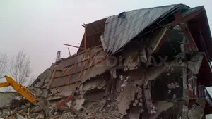 O casă din Slatina construită ilegal de Bercea Mondial, demolată de autorităţi - FOTO