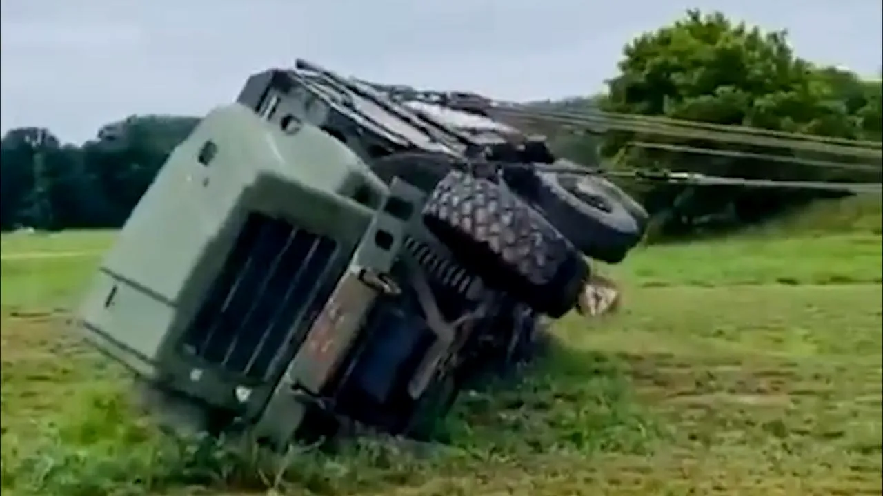 Testul de forţă al armatei ucrainene: cu 15 frânghii, soldaţii reuşesc să repună în picioare un imens vehicul blindat

