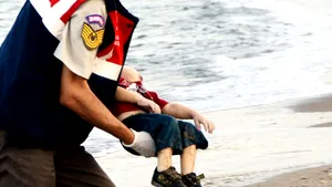 CRIZA IMIGRANŢILOR: Imagini şocante cu cadavrul unui băieţel sirian găsit pe o plajă din Turcia fac înconjurul lumii - FOTO