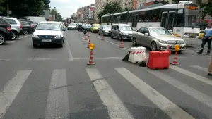 Trafic îngreunat pe Şoseaua Ştefan cel Mare din Capitală din cauza unei surpări în carosabil - FOTO