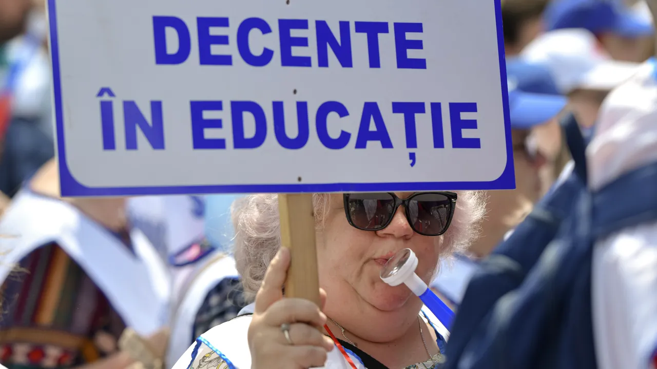 OUG: Salariile bugetarilor cresc cu 5% în 2024, iar cele ale profesorilor se majorează în două tranşe: 13% din ianuarie şi 7% în iunie. Munca suplimentară este recompensată doar cu zile libere, cu exceptia militarilor şi a politiştilor. Iată toate măsurile