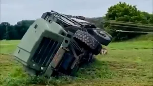 Testul de forţă al armatei ucrainene: cu 15 frânghii, soldaţii reuşesc să repună în picioare un imens vehicul blindat

