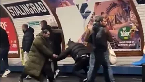 O bătaie la metroul din Paris a devenit virală pe internet. Filmarea a avut peste un milion de vizualizări în 24 de ore