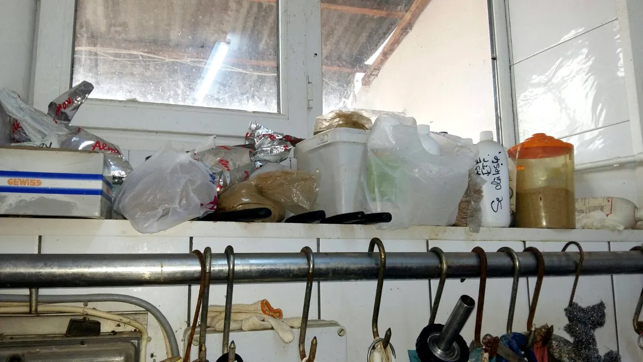 Sute de kilograme de carne într-o mizerie cruntă şi ustensile ruginite, descoperite la o carmangerie din Constanţa | GALERIE FOTO