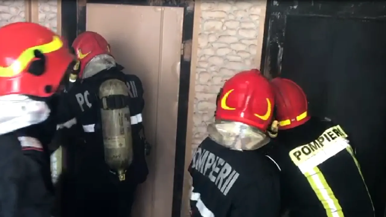 Incendiu la un bloc de 10 etaje din centrul Capitalei. Patru adulţi şi doi copii, transportaţi la spital. Mai mulţi locatari, evacuaţi| VIDEO