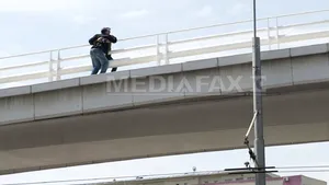 Un bărbat care ameninţa că se aruncă de pe Podul Basarab, convins după peste 12 ore să renunţe - FOTO