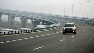 Un dric ce venea din Italia s-a izbit de un cap de pod. O pasageră rănită şi dusă la spital