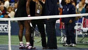 Clijsters în finală la US Open după ce a eliminat-o pe Serena Williams într-un meci controversat