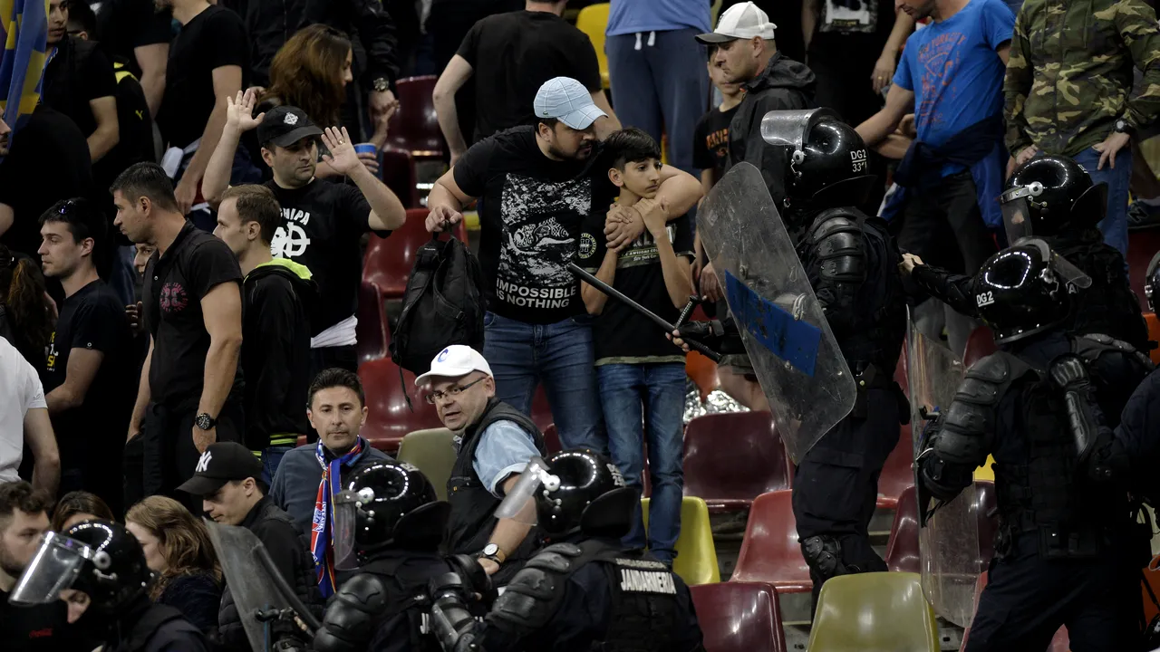 Incidentul de pe Cluj Arena. Suporterul care a aruncat cu scaunul în jandarm, ridicat de trupele speciale. Fapta lui intră la tentativă de omor