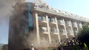 FOTO | Sute de turişti, evacuaţi din cauza unui incendiu produs într-un hotel din Antalya. 15 persoane, rănite