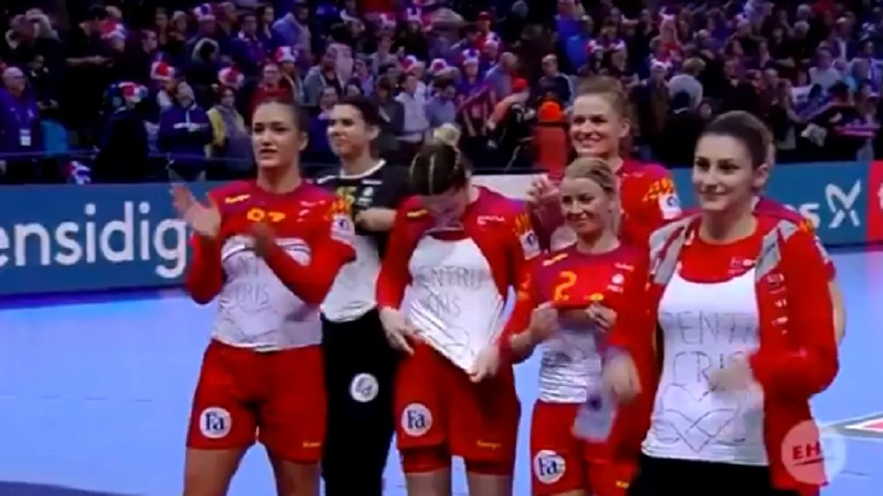 Gest sfâşietor făcut la sfârşitul meciului pentru Cristina Neagu, accidentată, aflată în faţa perspectivei unei lungi absenţe din sportul căruia şi-a dedicat viaţa
