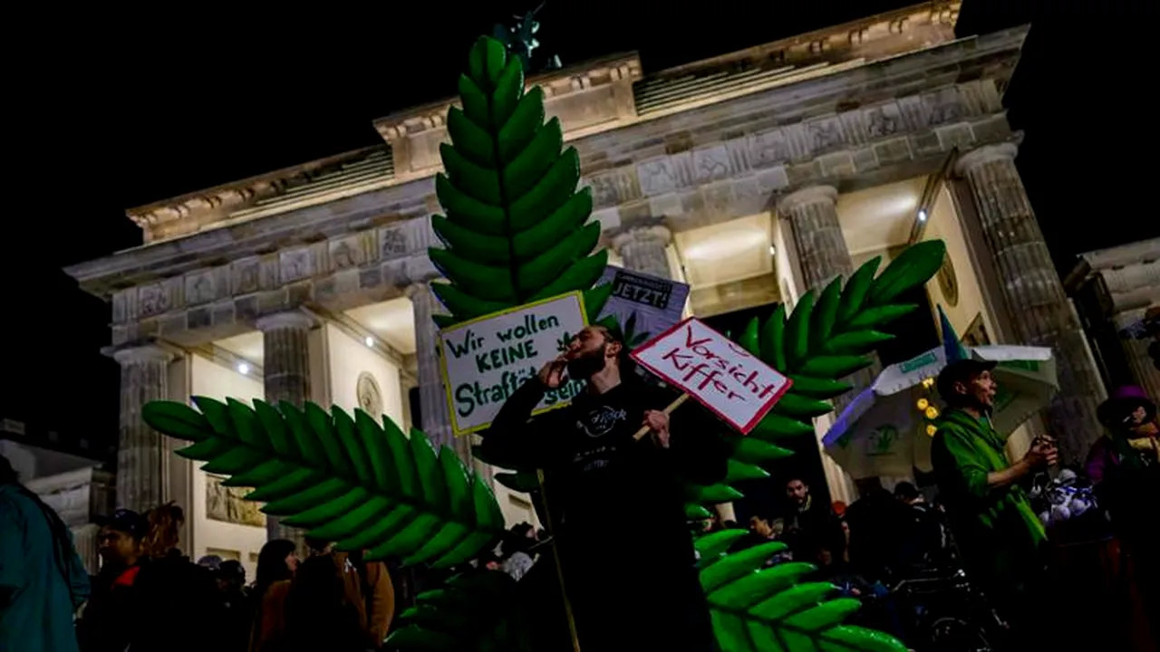 Canabisul este legal în Germania: sărbătoare la Poarta Brandenburg
