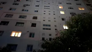 O fată de 3 ani a căzut de la etajul 3 al unui bloc din Craiova. Bunica o avea în grijă pe micuţă