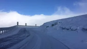 Trafic rutier restricţionat pe Transalpina din cauza viscolului şi a zăpezii - FOTO