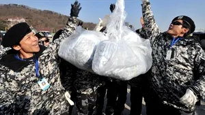 Sud-coreenii au trimis dispozitive USB şi tranzistori în Coreea de Nord: Populaţia să se revolte şi să pună capăt dictaturii - FOTO