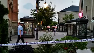 GALERIE FOTO, VIDEO | ALERTĂ pe o stradă din centrul Iaşiului unde a fost semnalată prezenţa unui colet suspect