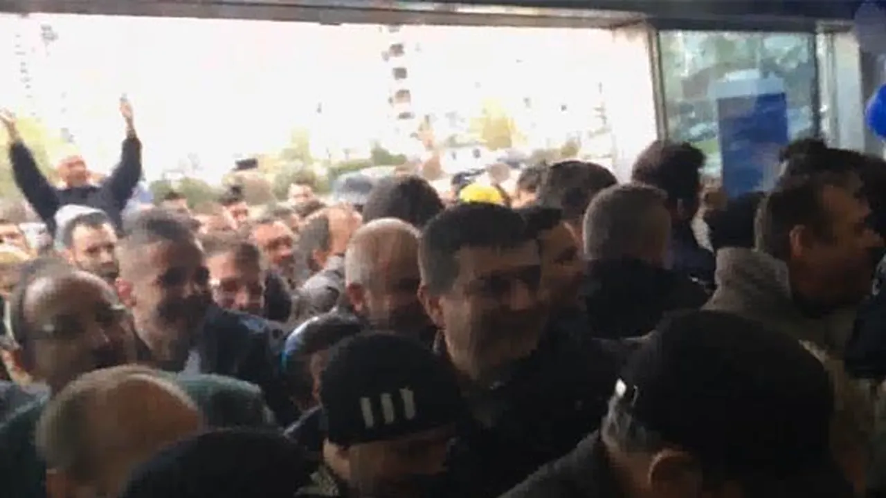 ÎMBULZEALĂ pentru aparate de aer condiţionat, la deschiderea unui magazin de electronice şi electrocasnice - VIDEO