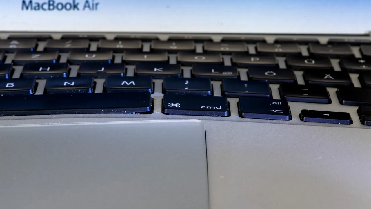 Lansare Apple. Compania va lansa două laptopuri, MacBook Air şi MacBook Pro