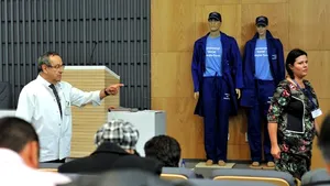 REPORTAJ: Şomerii Mechel Câmpia Turzii trec de la fabricarea sârmei la producerea de şoşoni de schi - FOTO