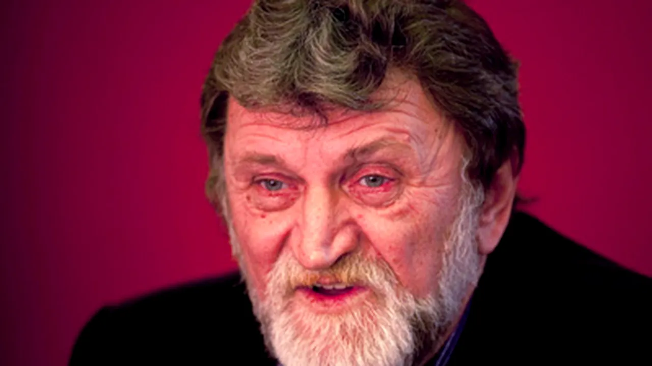 Ion Vasile trecând pe lângă un bou, la un târg de animale: 