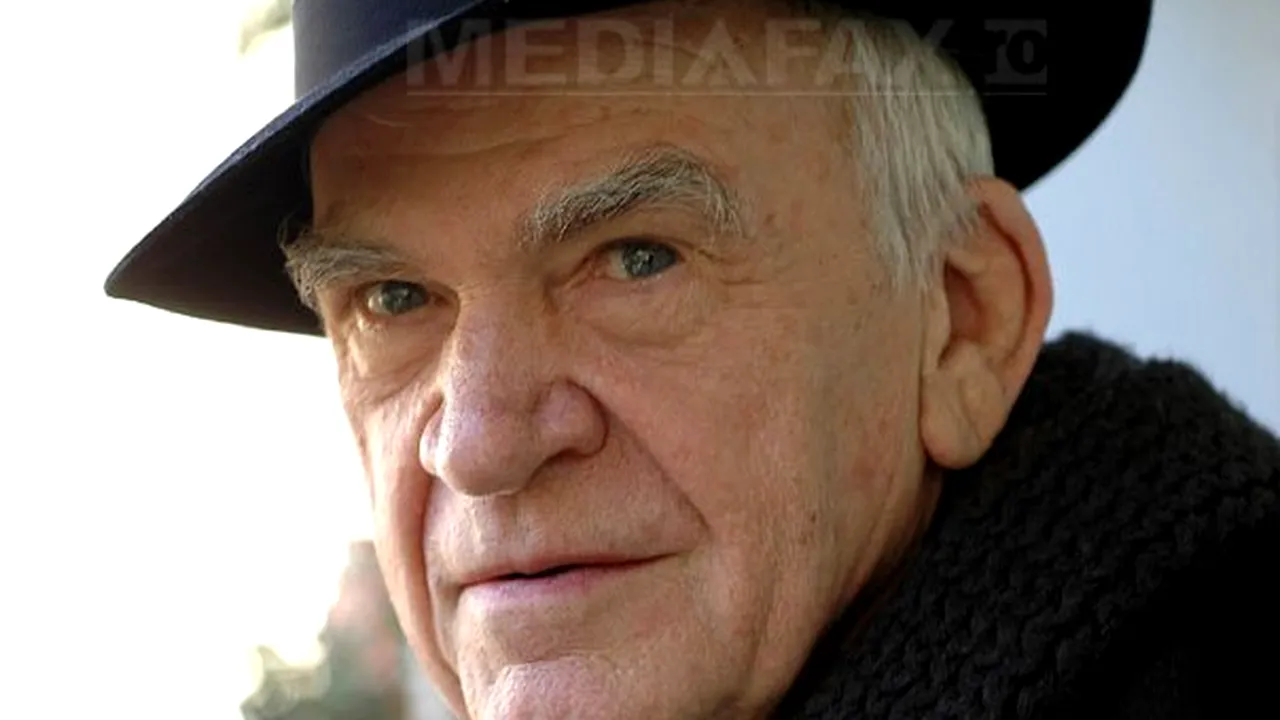 Milan Kundera şi Milos Forman, surprinşi de poliţia secretă, într-o expoziţie vernisată joi la ICR