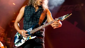 Accident „de muncă”. Kirk Hammett, chitaristul trupei Metallica, a căzut pe scenă