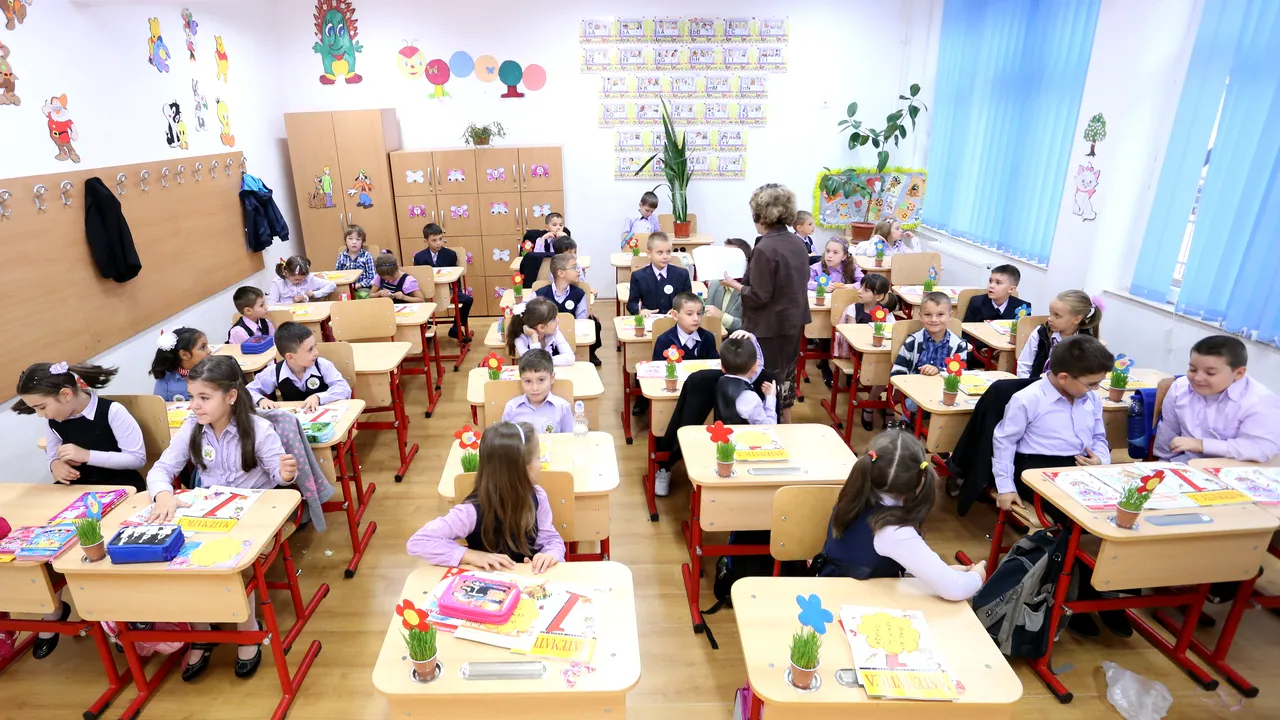 Doar unu din zece elevi care intră în clasa I ajunge să termine o facultate