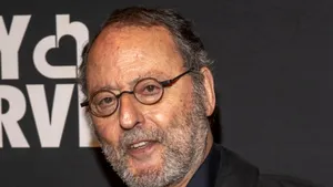 Un inginer a fost înșelat cu 350.000 de euro de falsă reclamă cu celebrul actor francez Jean Reno