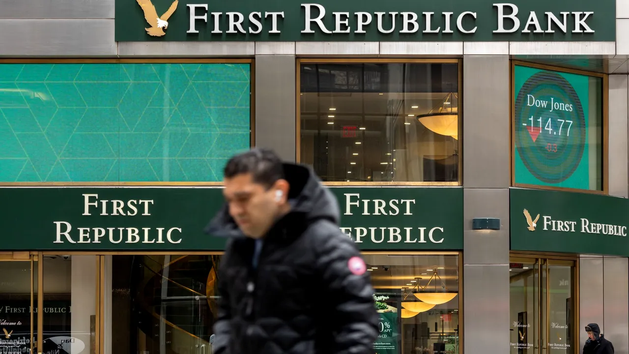 Acţiunile First Republic Bank, banca bogaţilor din SUA, se prăbuşesc 