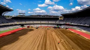 A început montarea rulourilor de gazon la stadionul Cluj Arena